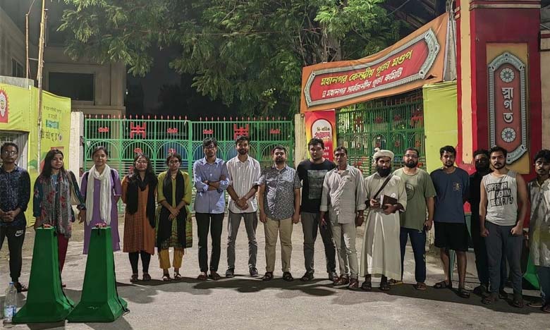 Bangladeshi Muslims guarding Hindu Temples