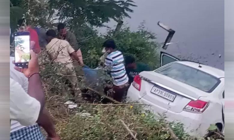 A car lost control and plunged into a pond resulting in the death of five youths