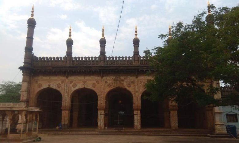 There is also a controversy over the famous dargah of Pir Pasha Bangla in Bidar