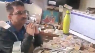 People showered money on a bribe-taking officer and piled up banknotes