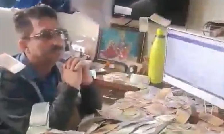 People showered money on a bribe-taking officer and piled up banknotes